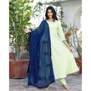 Ensemble de costume élégant en mousseline de soie vert brume - Taille XS avec haut à manches trois-quarts - Product Image 1