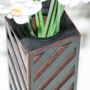 Jarrón de Madera Moderno con Diseño Geométrico Chevron, Portaflores Decorativo Minimalista, Macetero de Madera Natural Hecho a Mano, Elegante para Mesa - Product Image 3