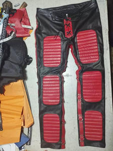 Pantalón de motorista acolchado rojo de cuero genuino para hombre - Product Image 4
