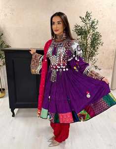 Robe afghane Kuchi vintage, faite à la main, traditionnelle, brodée, avec dentelle, sequins, boutons, fermetures éclair, écologique, naturelle, longueur ras du sol - Product Image 3