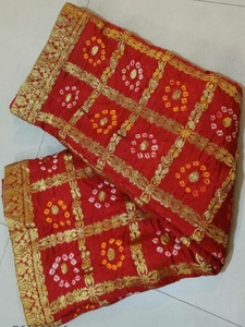 Sari de Seda Pura de Lujo con Bordado Bandhani, Adorno Zari y Pallu de Diseño Elaborado, para Bodas Tradicionales - Product Image 2