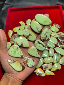 พลอยคริสโซเพรสสีเขียวธรรมชาติ รูปทรงคาโบชองขัดเงา งานแฮนด์เมด MH GEMS พร้อมใบรับรองจากผู้เชี่ยวชาญ  แบบเม็ดพลอยเดี่ยว - Product Image 4