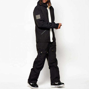 Ensemble veste de snowboard à capuche noire pour homme et pantalon cargo de ski, veste de ski d'hiver avec poches cargo latérales zippées, pour activités de plein air sur la neige - Product Image 2