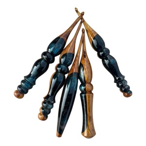 Gancho de Crochet Ergonómico de Resina y Madera Premium con Mango Decorado, Agarre Suave, Herramienta Artesanal Hecha a Mano para Tejer y Proyectos de Bricolaje - Product Image 1