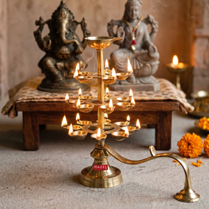 Diya traditionnel en laiton à cadre circulaire avec motif chakra central et support de base arrondi, disponible à prix de gros. - Product Image 2