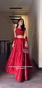 Ensemble de soirée de créateur en satin de soie Malai avec broderie de fils et de miroirs, comprenant un lehenga, une blouse brodée de fils et de miroirs et un dupatta en tissu filet. - Product Image 2