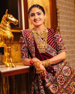 Conjunto de Lehenga Choli Bordado en Algodón Borgoña, Estilo Banarasi de Terciopelo, Vestido de Novia Indio con Dupatta para Fiestas y Festivales - Product Image 2