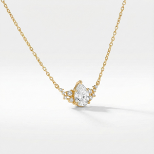 Collier pendentif diamant taille poire en or jaune, sertissage griffe, style classique, bijoux de fiançailles pour femme - Product Image 4