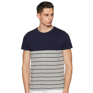 T-shirt rayé à manches courtes pour homme, col rond, coupe ajustée, en coton tricoté, décontracté, pantalon blanc, baskets bleues - Product Image 4
