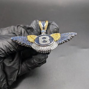 Colgante de Plata 925 con Letra B Personalizada Estilo Hip Hop y Alas de Ángel, con Zafiro Azul y Moissanita, Joyería Fina - Product Image 4