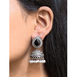 Pendientes Jhumka Étnicos de Plata Oxidada con Piedra Negra y Gotas de Perla para Mujer - Product Image 3