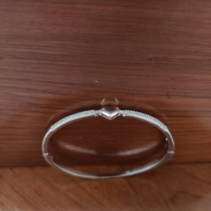 Revalia - Brazalete de Plata de Ley 925 con Diseño de Corazón y Diamantes, Chapado en Plata, Minimalista, Romántico, con Micro Pavé, Joyería Elegante - Product Image 4