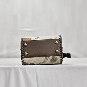 Bolsa de Lona Casual de Cuero Vacuno con Patrón Marrón y Blanco, Asa Superior y Cierre de Cremallera - Product Image 3