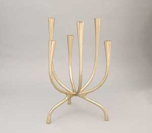 Candélabre doré à cinq bras pour la décoration de la maison, porte-bougie en métal durable - Product Image 1