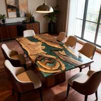 Table de salle à manger en noyer massif avec bord naturel et résine époxy verte, style moderne et luxueux pour la maison