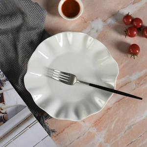 Juego de vajilla de porcelana blanca brillante con forma de hoja de loto, platos redondos con borde ondulado en relieve, apto para lavavajillas y microondas, para uso diario. - Product Image 6