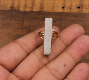 Anillo de Piedra Lunar Arcoíris Natural Shree Jaipur Silver SJSM-4399, Corte Rectangular Largo, Bisel Chapado en Oro Rosa, Venta al Por Mayor - Product Image 2