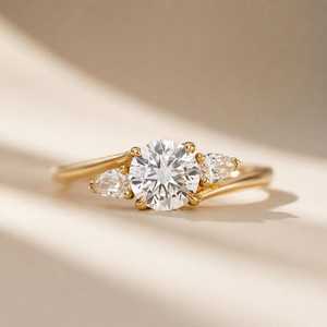 Bague tendance VS1 à trois pierres en diamant rond, cultivé en laboratoire, 1,00 carat, or massif 18 carats, faite à la main, cadeau de fiançailles pour petite amie - Product Image 1
