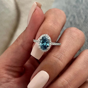 Bague de fiançailles de luxe en or blanc 14 carats avec moissanite bleue taille ovale, halo et bande pavée de diamants VVS cultivés en laboratoire pour femme - Product Image 2