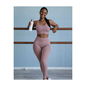 Conjunto de yoga activo hecho con tela elástica premium, transpirable y cómodo, ideal para yoga, gimnasio, fitness y entrenamientos diarios. - Product Image 1