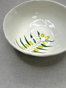 ชามเซรามิกทำมือพร้อมลวดลายใบไม้ ดีไซน์โค้งลึกและเคลือบเงาอย่างดี - Product Image 6
