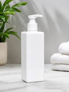 Flacon pompe carré en plastique blanc en promotion avec bouchon sécurisé pour emballage cosmétique et soins personnels - Product Image 3