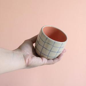 Taza de Cerámica Hecha a Mano con Patrón Artístico en Rejilla, Interior Brillante, Apilable, Diseño que Ahorra Espacio para Amantes del Café Moderno - Product Image 4