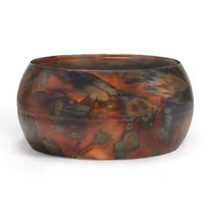 Mesa de centro de diseño moderno con base de tambor de chapa metálica sólida curvada con acabado patinado estilo llama para salón de hotel boutique - Product Image 1