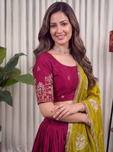 Lehenga Choli de Diseño con Bordado de Seda Vichitra, Lentejuelas de Espejo y Trabajo Aari Cosido, con Dupatta - Product Image 4