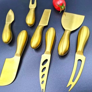 Un ensemble de couteaux à fromage en métal élégant et impressionnant, idéal pour une réception élégante, avec une structure métallique durable assurant une utilisation longue durée. - Product Image 4