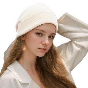 Gorro de invierno tejido de Jacquard de proveedor al por mayor gorro de moda con patrón de lazos bordados personalizados para escena de playa - Product Image 1