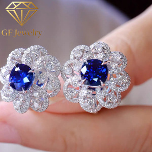 Boucles d'oreilles clous en or blanc 18 carats avec saphir bleu royal naturel 2,71 ct, serti halo de diamants, bijoux de luxe pour mariage - Product Image 4