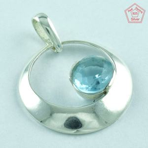 Vente en gros pendentif en pierre de topaze bleue en argent sterling 925 avec motif de style religieux unique direct inde pendentifs à breloques fines - Product Image 3