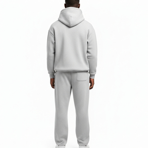Survêtement confortable pour homme, conçu avec des matériaux doux, une construction pratique et un look sportif pour l'entraînement et le jogging. - Product Image 5