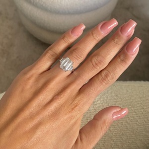 Anillo de Compromiso con Diamante Cultivado en Laboratorio, Corte Esmeralda, Tres Piedras, Certificado IGI, 6 Quilates, Corte Trapezoidal Lateral, Oro Blanco de 18k - Product Image 6