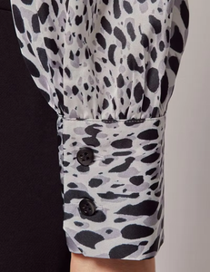 เสื้อเชิ้ตแขนยาวลายเสือดาวสีดำขาวสำหรับผู้หญิง คอผูกเชือก เป็นมิตรกับสิ่งแวดล้อม ซับเหงื่อได้ดี - Product Image 5