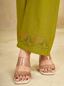 Ensemble élégant pour femmes en rayonne brodée, deux pièces, avec pantalon coupe droite, pour un usage décontracté - Product Image 5