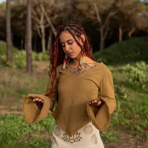 Haut en coton fait main à manches cloche, style bohème, chemisier féérique léger pour femme, idéal pour les festivals, les tenues décontractées et le quotidien - Product Image 1