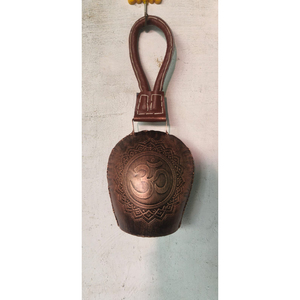 Campana de vaca de metal vintage hecha a mano con correa de cuero, campanas de armonía de cobre oxidado estilo shabby chic para casa de campo - Product Image 4