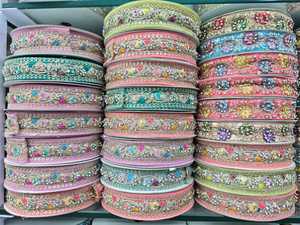 Bordado de encaje metálico de poliéster con pedrería y cuentas para zapatos y bolsos, lavable, 1 pulgada de ancho, colores personalizados, venta al por mayor - Product Image 6