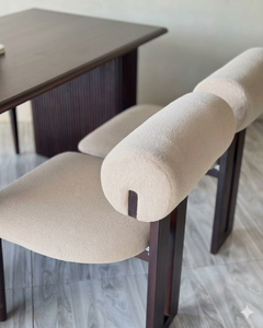 Table à manger contemporaine à piétement cannelé avec chaises de salle à manger en forme de baril – Fournisseur de mobilier de luxe pour l'hôtellerie - Product Image 3