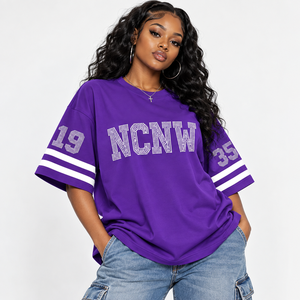 T-shirt décontracté à col rond et manches rayées pour femme NCVW, orné de strass, motif lettres grecques, coupe ample, violet et blanc - Product Image 1
