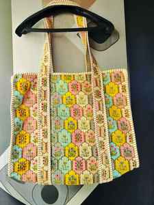 Bolso de hombro acolchado de algodón con diseño floral en patchwork, motivos pastel y paneles acolchados para compras y viajes. - Product Image 3