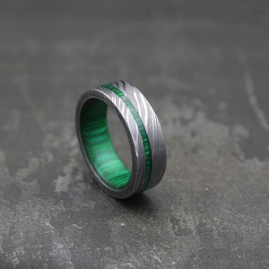 Anillo de Boda de Acero de Damasco con Incrustaciones de Madera, Diseño Plano con Centro Verde, Joyería Unisex OEM DIY para Regalo de Fiesta de Compromiso - Product Image 2
