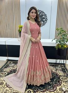 Conjunto de Vestido Anarkali de Diseñador con Dupatta, Georgette Sintético Pesado con Bordado y Lentejuelas, Mangas Largas, 49 Pulgadas de Largo - Product Image 4