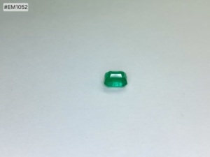 พลอยมรกตแซมเบียทรงแปดเหลี่ยมคุณภาพพรีเมียม น้ำหนัก 1.44 กะรัต สีเขียวเข้ม คุณภาพสูง เหมาะสำหรับทำแหวนเครื่องประดับ - Product Image 3