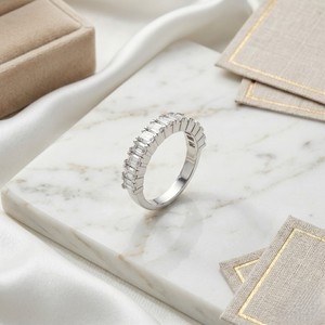 Anillo de media eternidad con barra de corte esmeralda de 2.00 quilates - Product Image 3