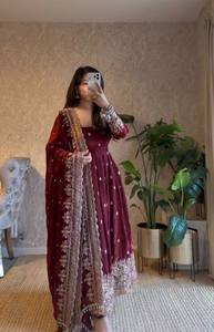 Ensemble de robe en georgette lourde de qualité supérieure pour femmes avec dupatta brodée de 4 mètres et style ethnique élégant - Product Image 4