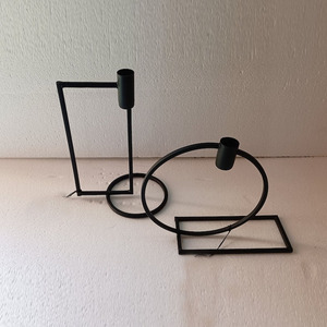 Ensemble de porte-bougies modernes en métal noir avec des cadres en fil métallique géométriques circulaires et rectangulaires pour une décoration contemporaine élégante - Product Image 2