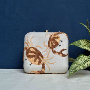 Pochette de soirée de luxe brodée, sac à main de créateur orné de perles dorées avec chaîne pour femme, idéal pour mariage et cocktail - Product Image 1